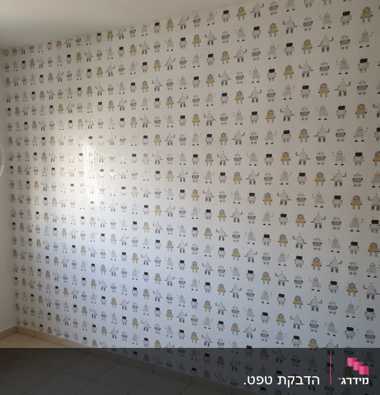 טפט עם דמויות רובוטים על קיר לבן